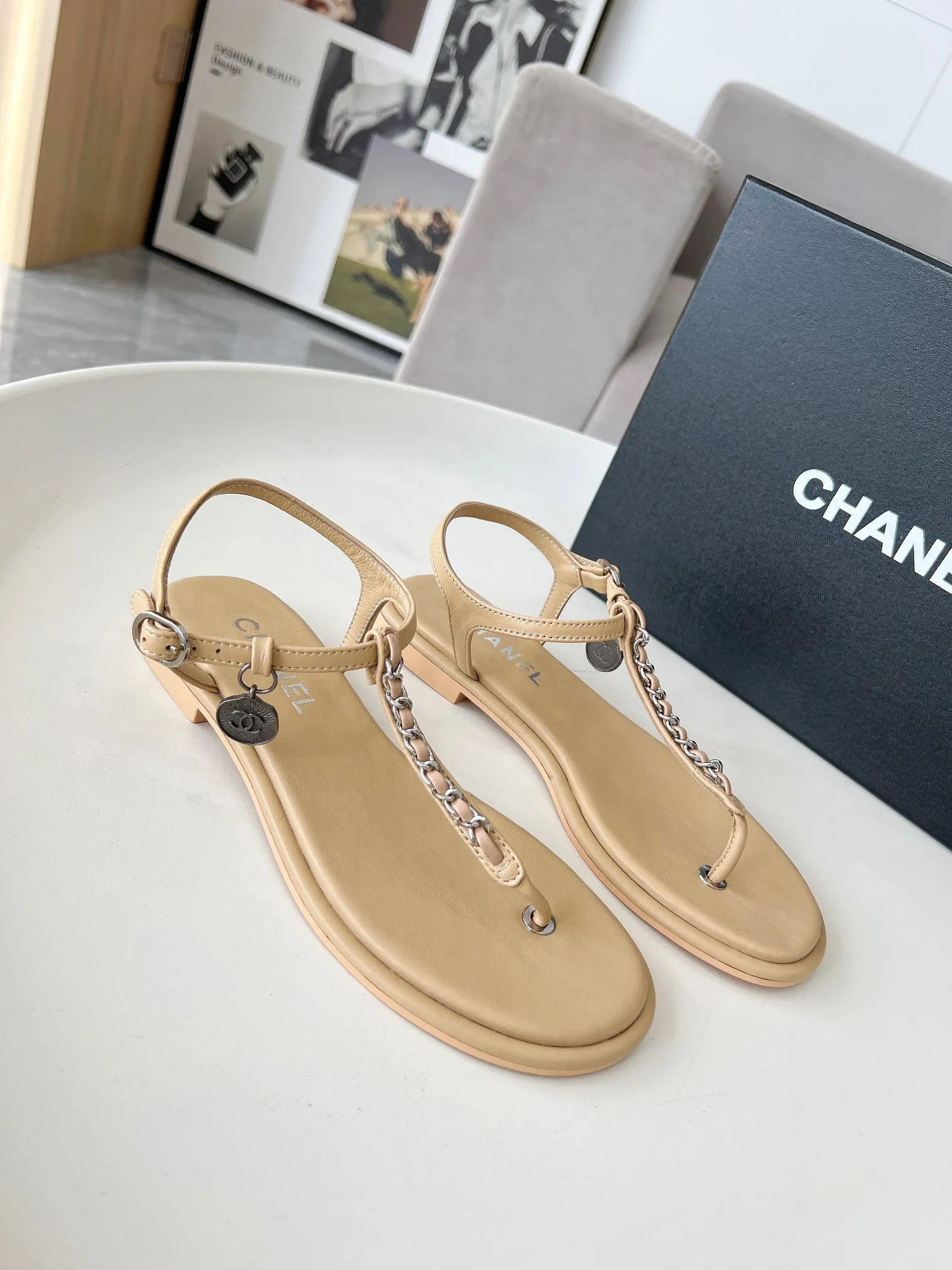 👟👟Ex-factory price 380👟👟 Genuine leather sole +40 CHANEL2025 Xiaoxiang new classic flip-up sandals👡 👄Original 1:1 molded logo🧡Exudes lasting charm Xiaoxiang sandals👡Vivid intellectual elegance👥Brings out the unique beauty of women👩‍🦰 Fabric: Sheepskin Lining: Imported sheepskin , Outsole: Rubber outsole (leather outsole) Color: black/apricot/white, code number: 35-40 (41-41 customization is non-returnable and non-exchangeable) Leather outsole, rubber sole